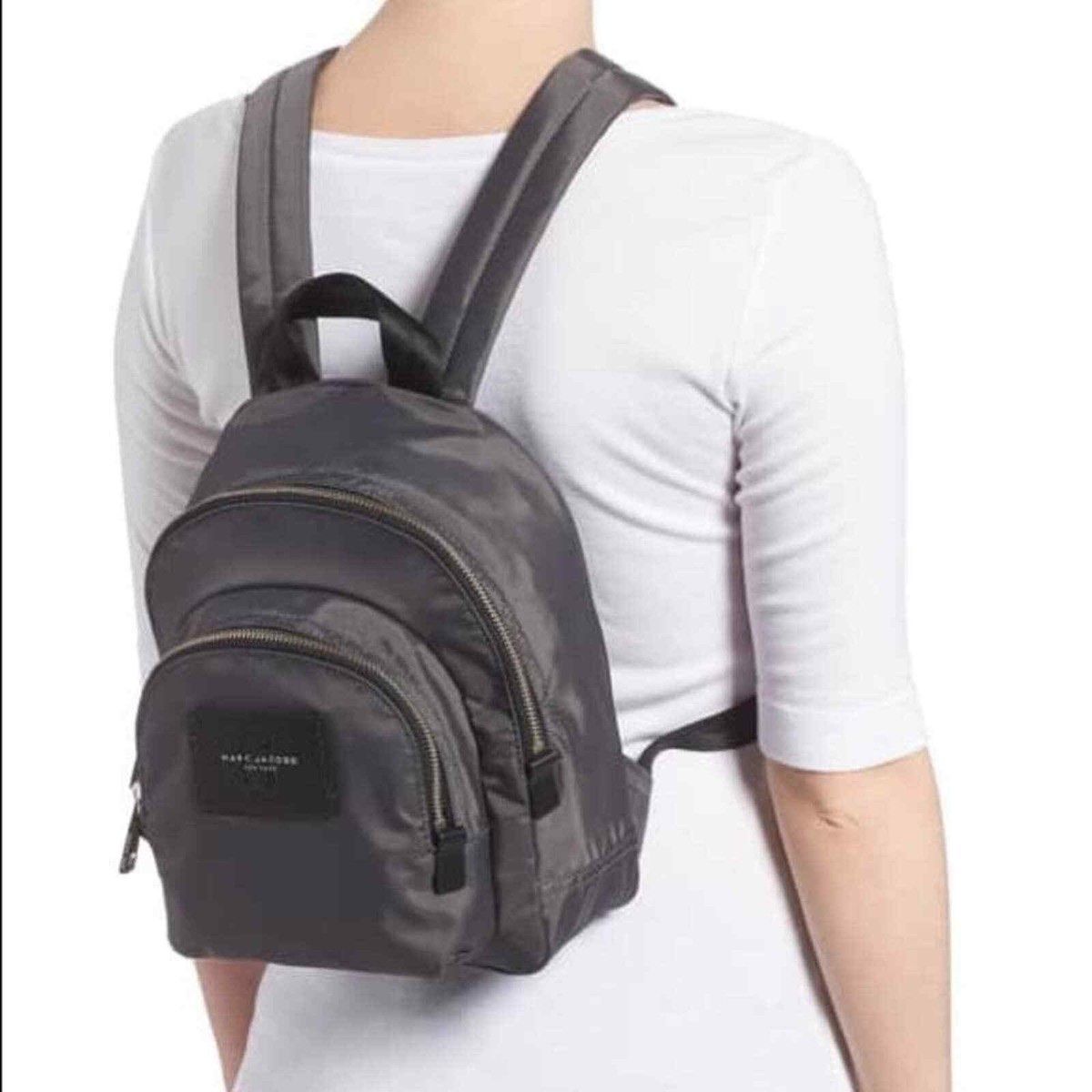 Marc Jacobs Zaini: Marc Jacobs Mini Backpack Charcoal Nylon Rucksack – Usato da Münchenstein venduto da B771