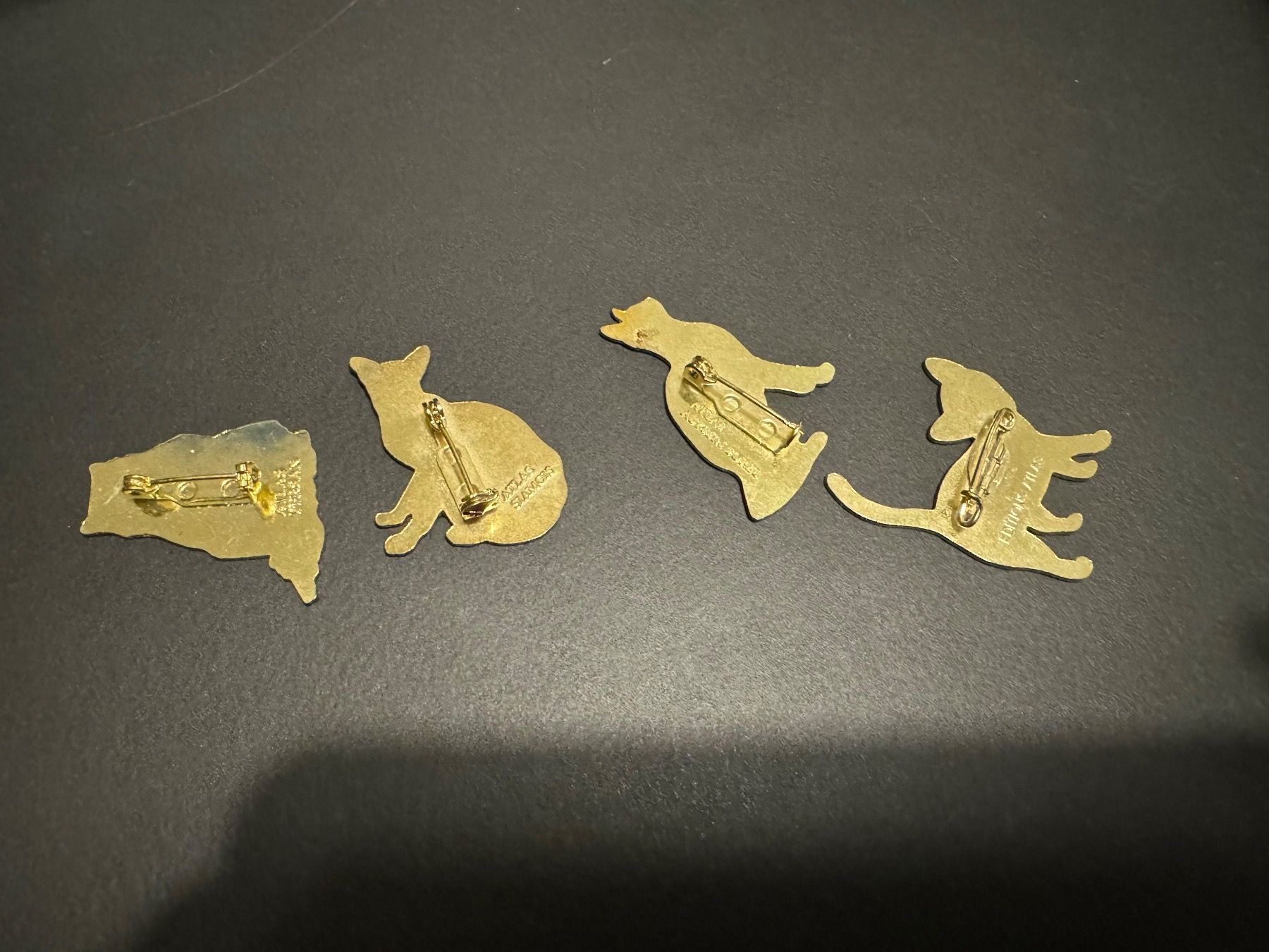 Placchette & Badge: Brosche 4 Katzen Lot Atlas Edition Katze – Usato da Galgenen venduto da rub_f6kh 1