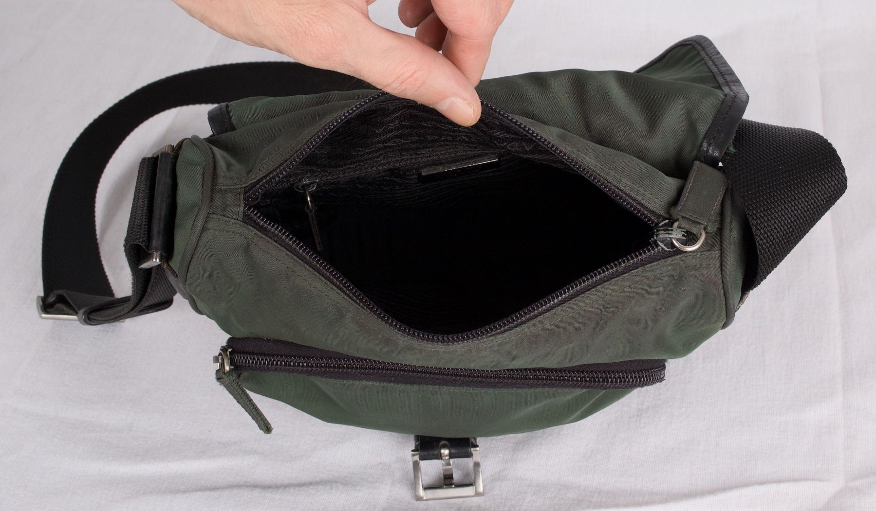 Prada Borse: AUTH PRADA GREEN NYLON SHOULDER CROSSBODY BAG. – Usato da Lausanne venduto da Lamedusac 6