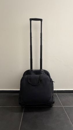 Petite valise noire à roulette