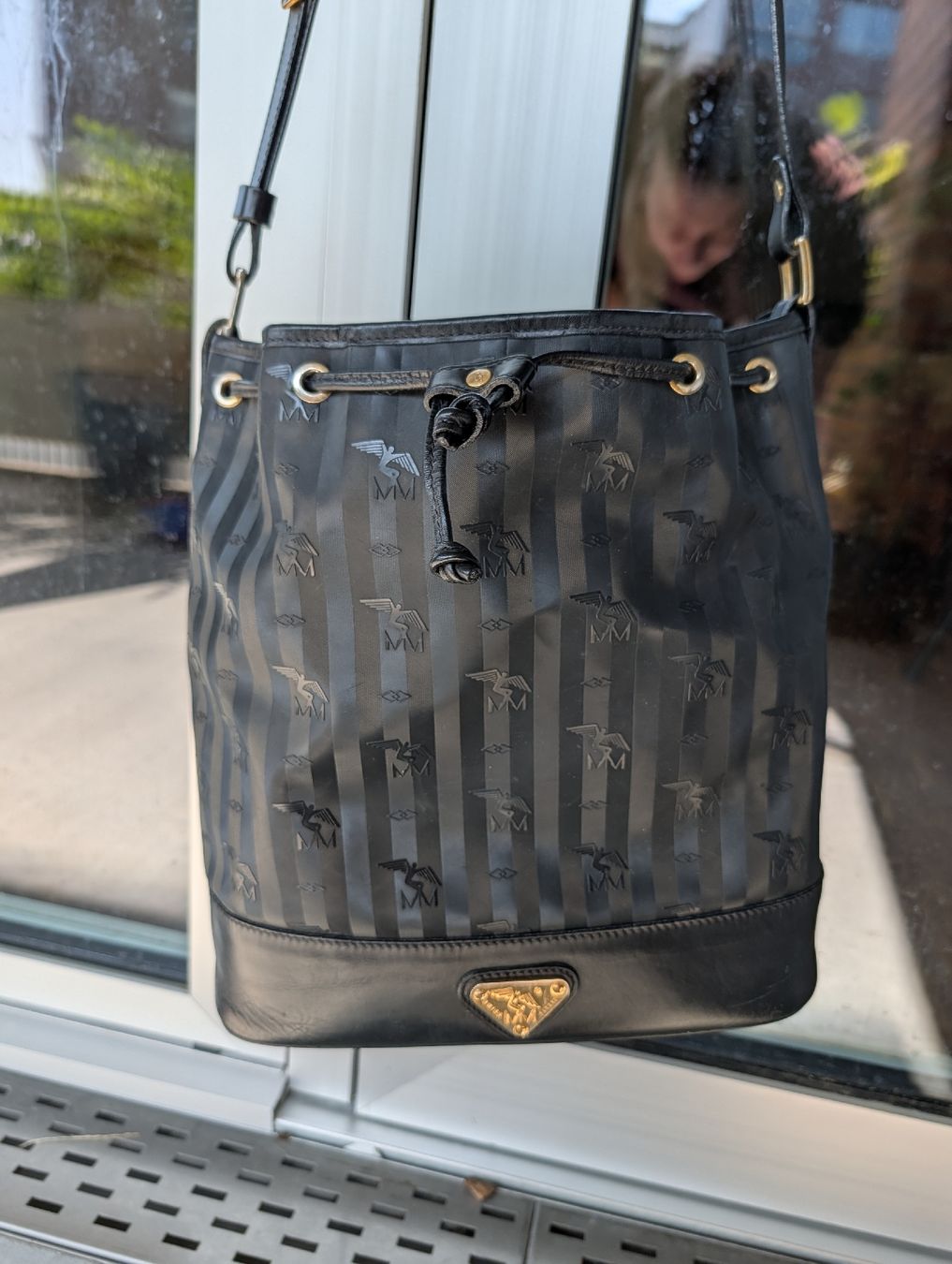 Maison Mollerus Sacs femmes: Maison Mollerus Beuteltasche schwarz mit Gold – D'occasion à Zürich par Time14 6