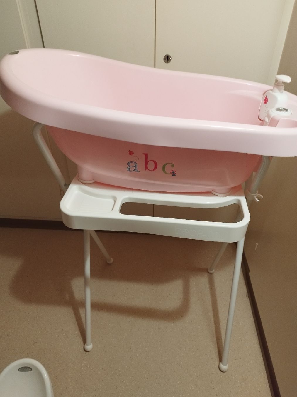 Badewannen: Baby Badewanne mit Gestell – Neu (gemäss Beschreibung) aus Appenzell von Bal.g