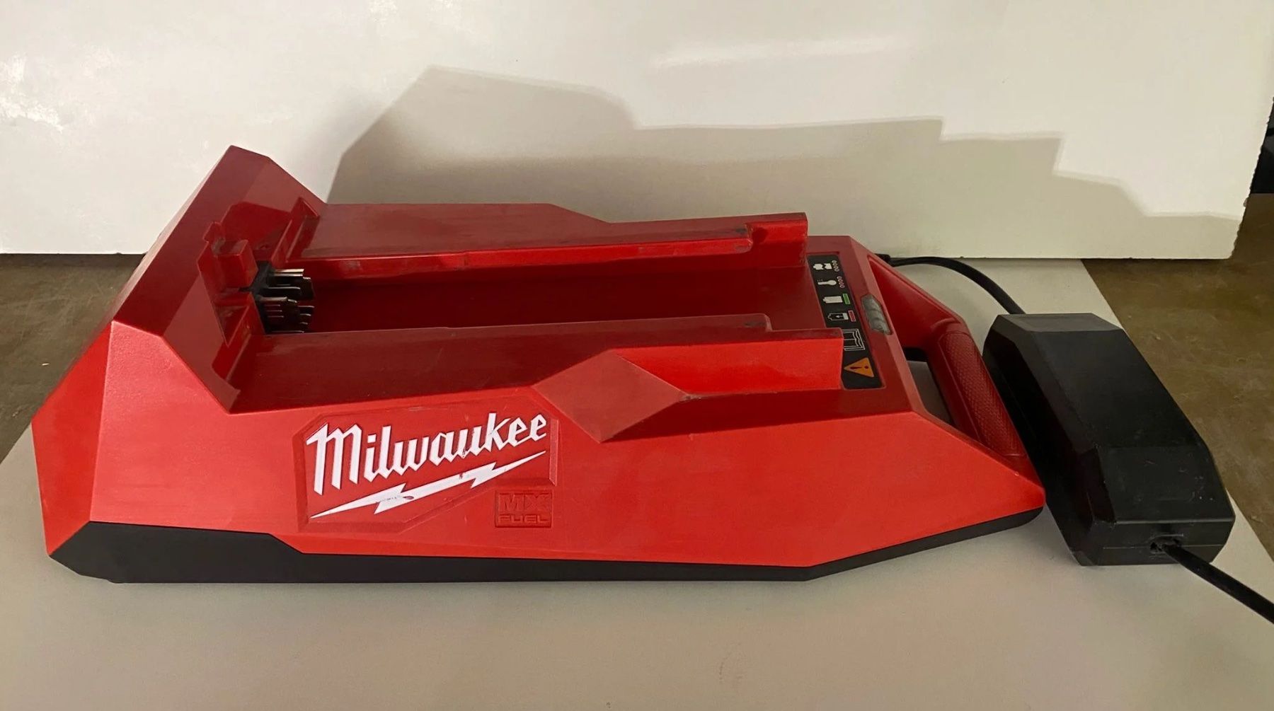 Milwaukee Akkus & Batterien: Chargeur/Ladegerät Milwaukee MXF C – Gebraucht aus Echallens von Zenini_Outillage