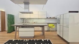 Marken-Ausstellungsküche in Glas - WIE NEU