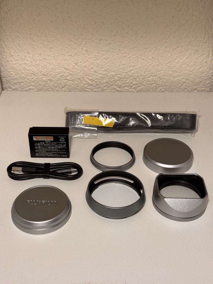 Fujifilm Fotocamera: New Fujifilm X100V - Silver – Nuovo (secondo la descrizione) da Lausanne venduto da per_nd75 5