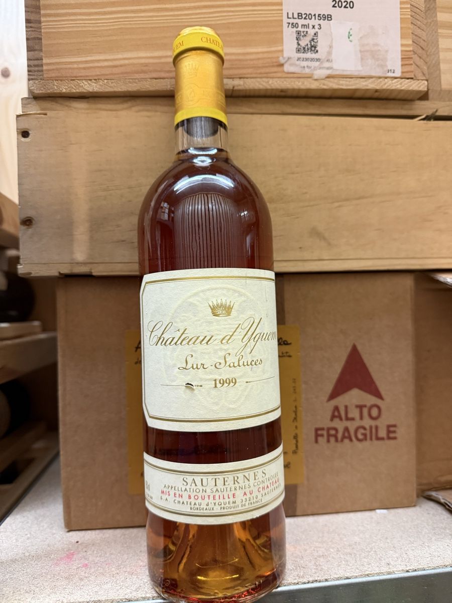 Yquem Vino: Chateau d'Yquem, 1999 – Nuovo e nell'imballaggio originale da Troinex venduto da Airain