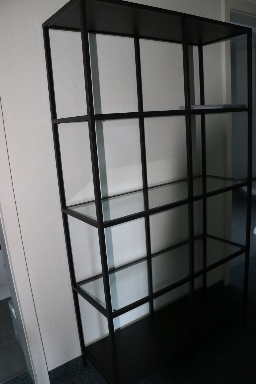Scaffali: Regal Metall schwarz mit Glas – Usato da Wattwil venduto da Yakana