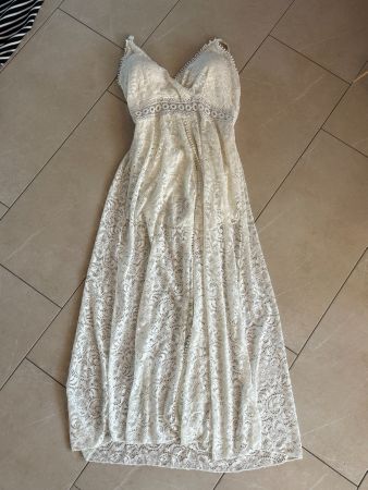 Elegantes cremefarbenes Spitzenkleid mit feinen Trägern