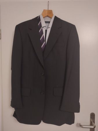 Ensemble costume cravate: veste, pantalon, chemise, cravate