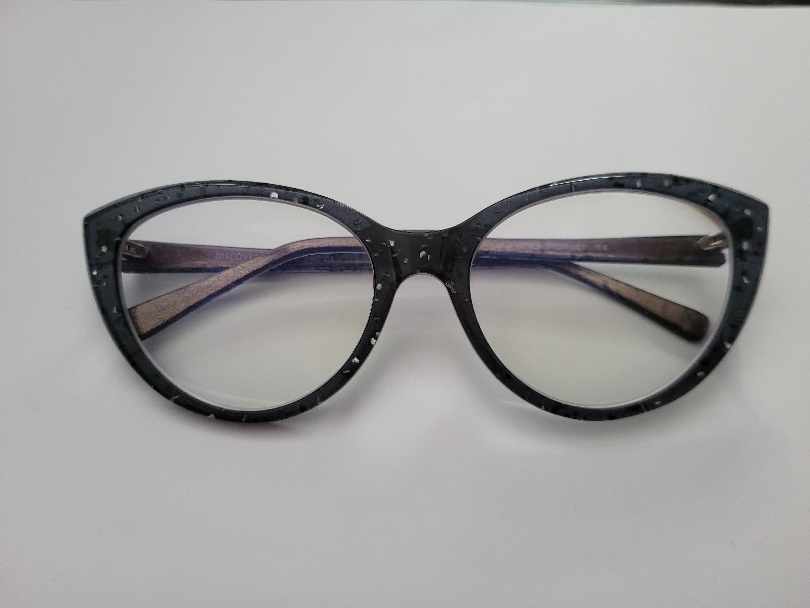 Lunettes & Verres: Gray Cat Eye Glasses Discovery Frame - Like New! – D'occasion à Glarus par tale1991
