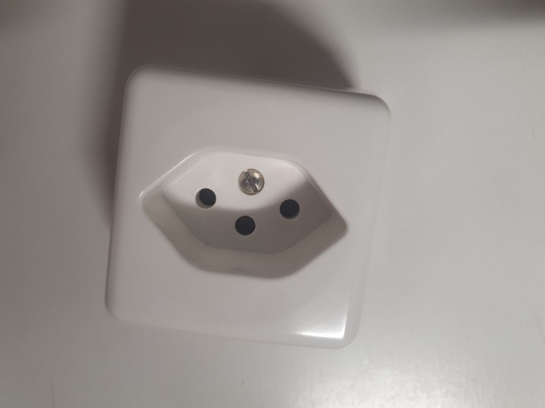 Spine: AP Steckdose T13 Weiss Standard – Usato da Zürich venduto da Alibaba1234 3