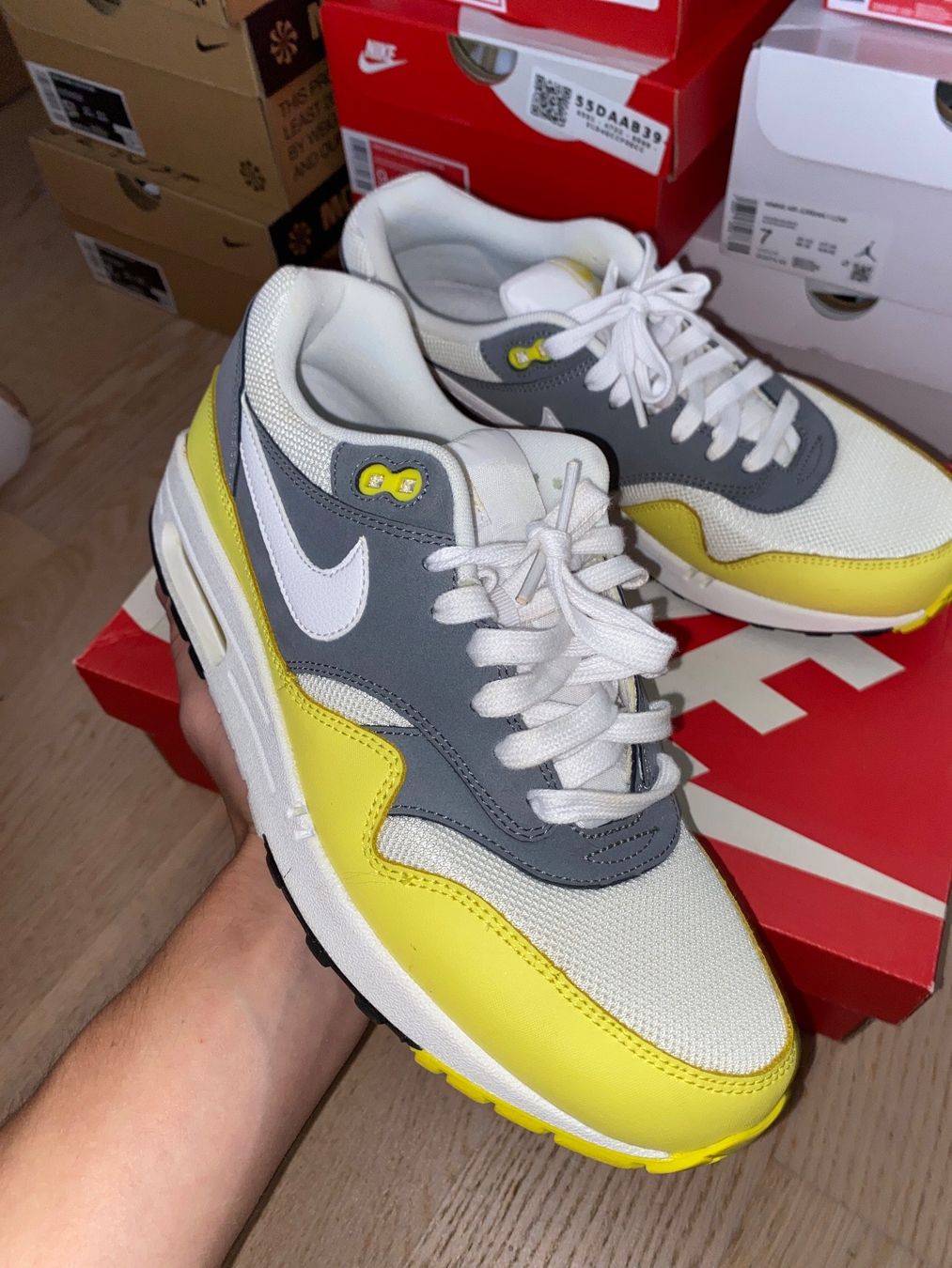 Nike Scarpe da uomo: Nike Air Max 1 Essential Cool Grey Yellow – Nuovo (secondo la descrizione) da Widnau venduto da Streetclothing 1