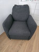 Gemütlicher grauer Sessel mit ausziehbarer Fussstütze