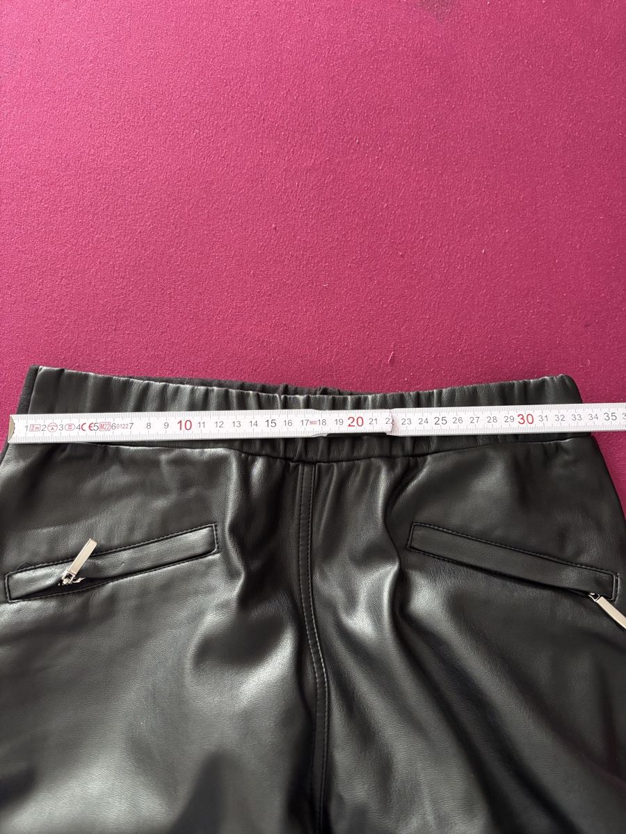 Pantaloni: Schicke Kunstleder-Hose, ca. Gr. 34/36 – Nuovo e nell'imballaggio originale da Wald AR venduto da bertli00 2
