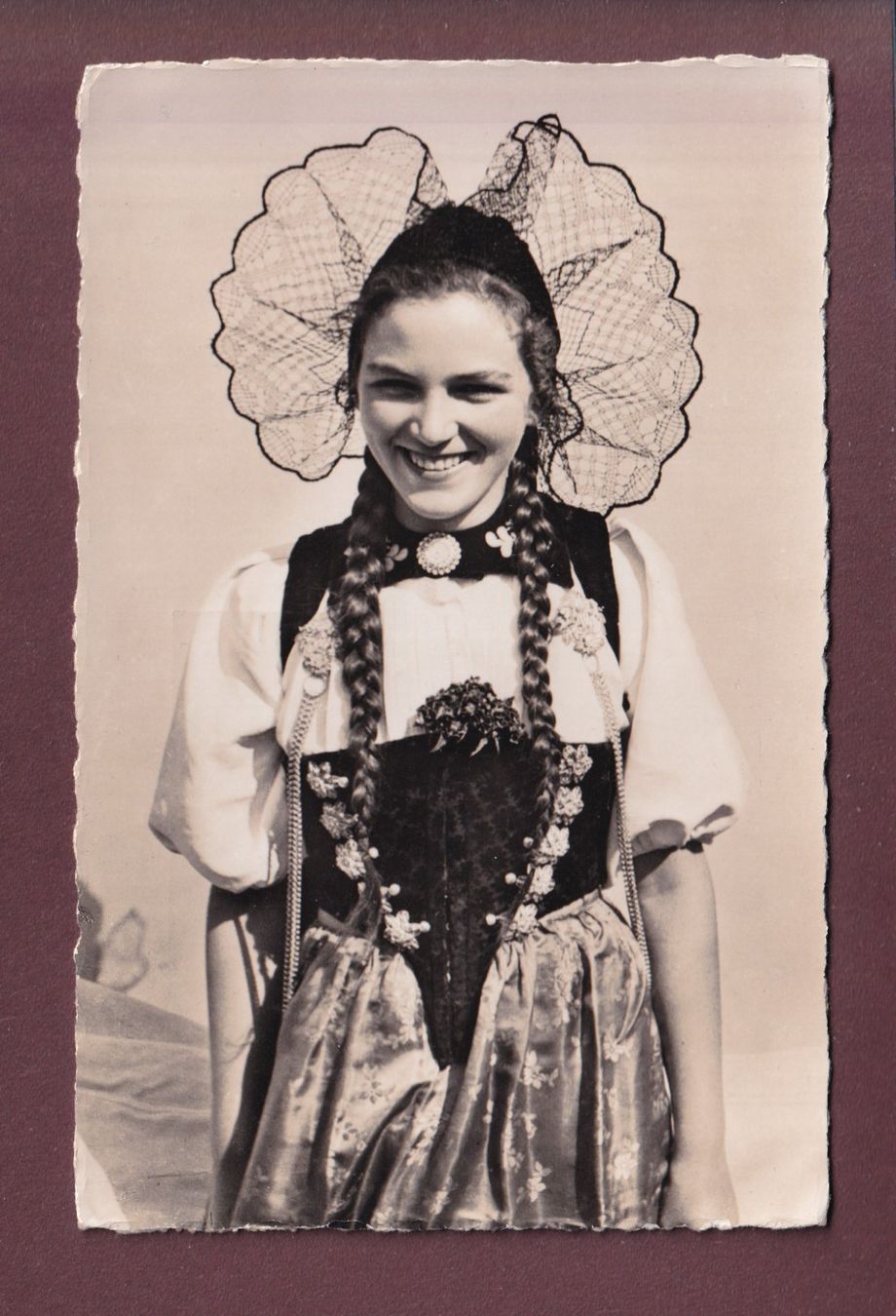 Cartoline postali: Berner OBERLÄNDERIN - 1954 – Usato da Pully venduto da nicecards