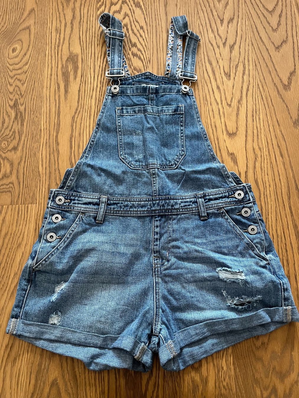 Jeans: kurze Latzhose Jeans Gr 36 – Neuf (Voir description) à Zürich par car_cr6w