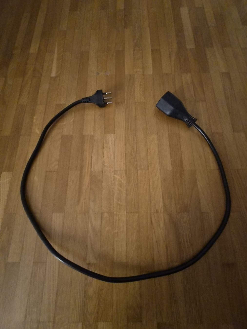 Cavi: Kaltgerätekabel mit Stecker C13 zu Stecker C14 schwarz – Usato da Muri AG venduto da mar_8cyq