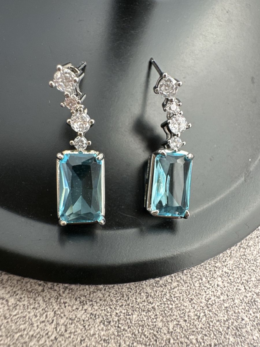 Boucles d'oreille: Ohrringe mit blauem Stein neu – Neuf (Voir description) à Dietikon par vithya88 1