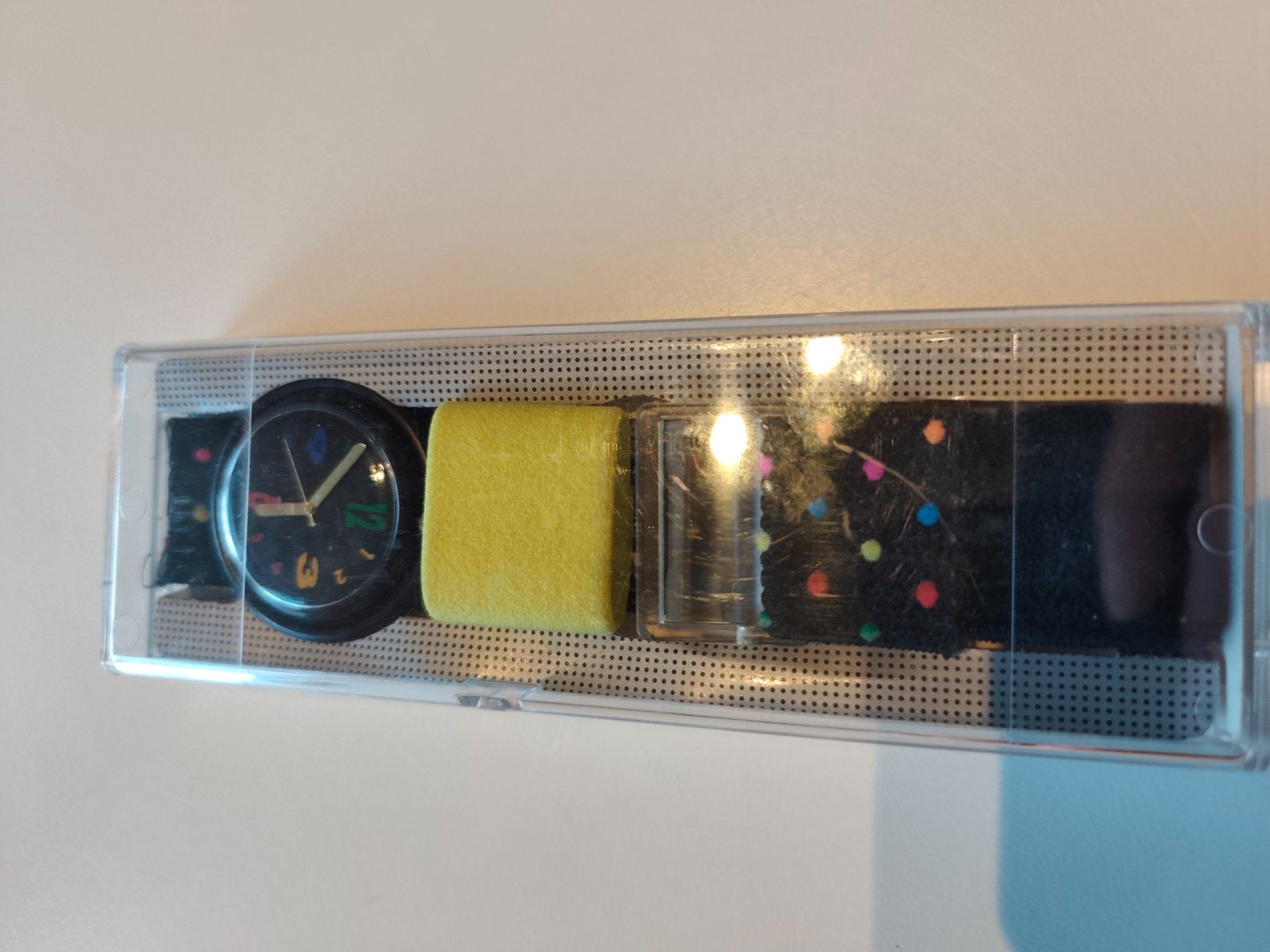 Swatch Orologi: Pop Swatch schwarz mit farbigen Punkten – Usato da Tegerfelden venduto da jea_f5xk 3