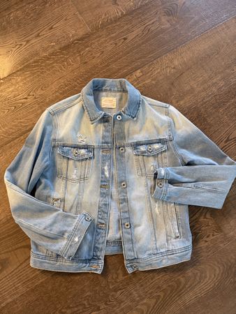 Zara Light Wash Denim Jacket - Distressed, Stylish Look!
