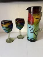Glaskrug und zwei Weingläser buntes Glas handgefertigt