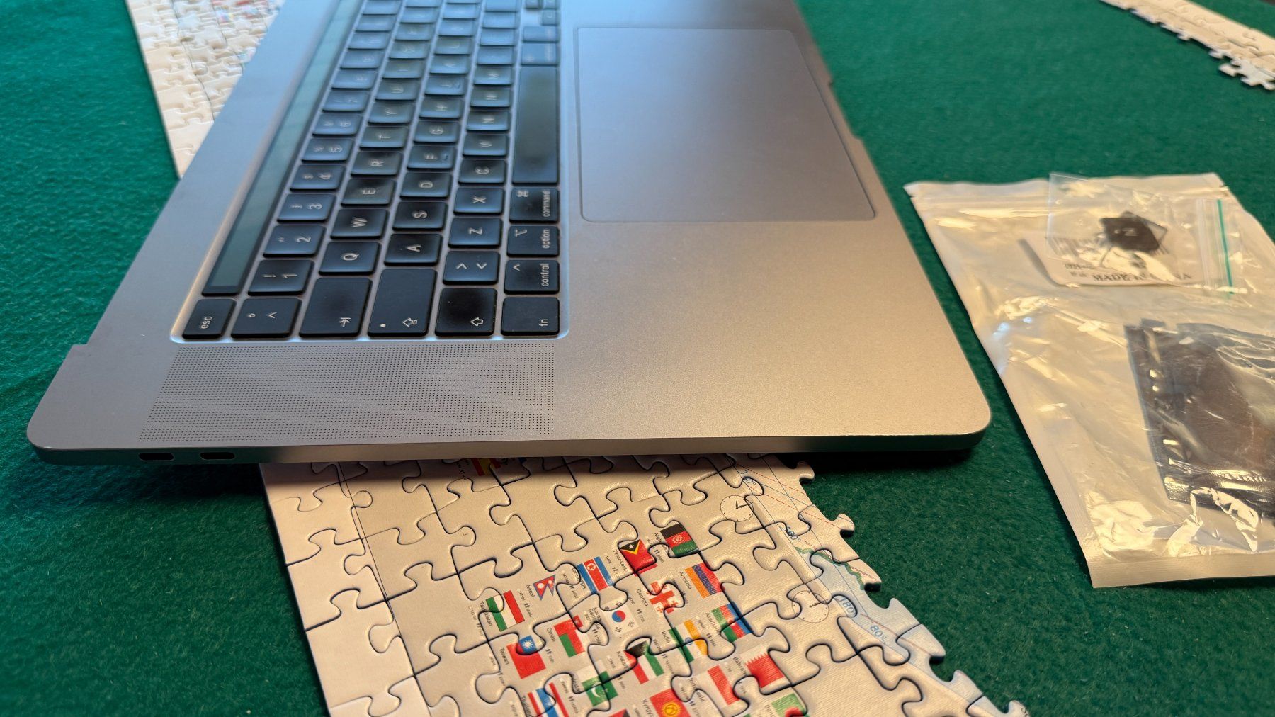 Apple Notebooks: Macbook Pro 16" A2141 keyboard lower case – Gebraucht aus Gstaad von suecom 3
