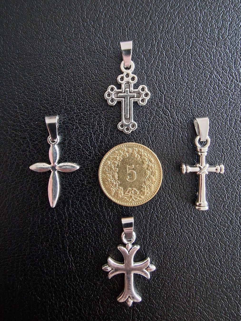 Ciondoli: 4 croix argentées, + trèfle à 4 feuilles – Nuovo e nell'imballaggio originale da Puidoux venduto da mic_c2fh