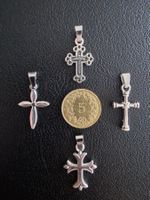 4 croix argentées, + trèfle à 4 feuilles