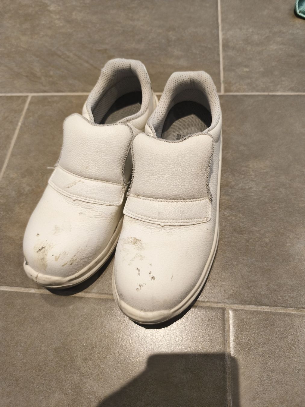 Scarpe da uomo: Chaussures de sécurité blanches taille 39 usure visible – Usato da Orbe venduto da don_ym8h