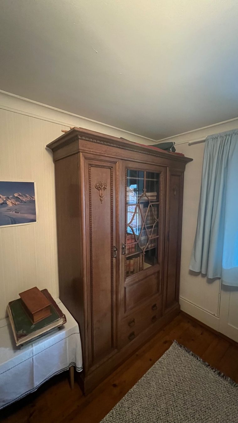 Armadi: Alter Bücherschrank – Usato da Interlaken venduto da jil_kqk7 1