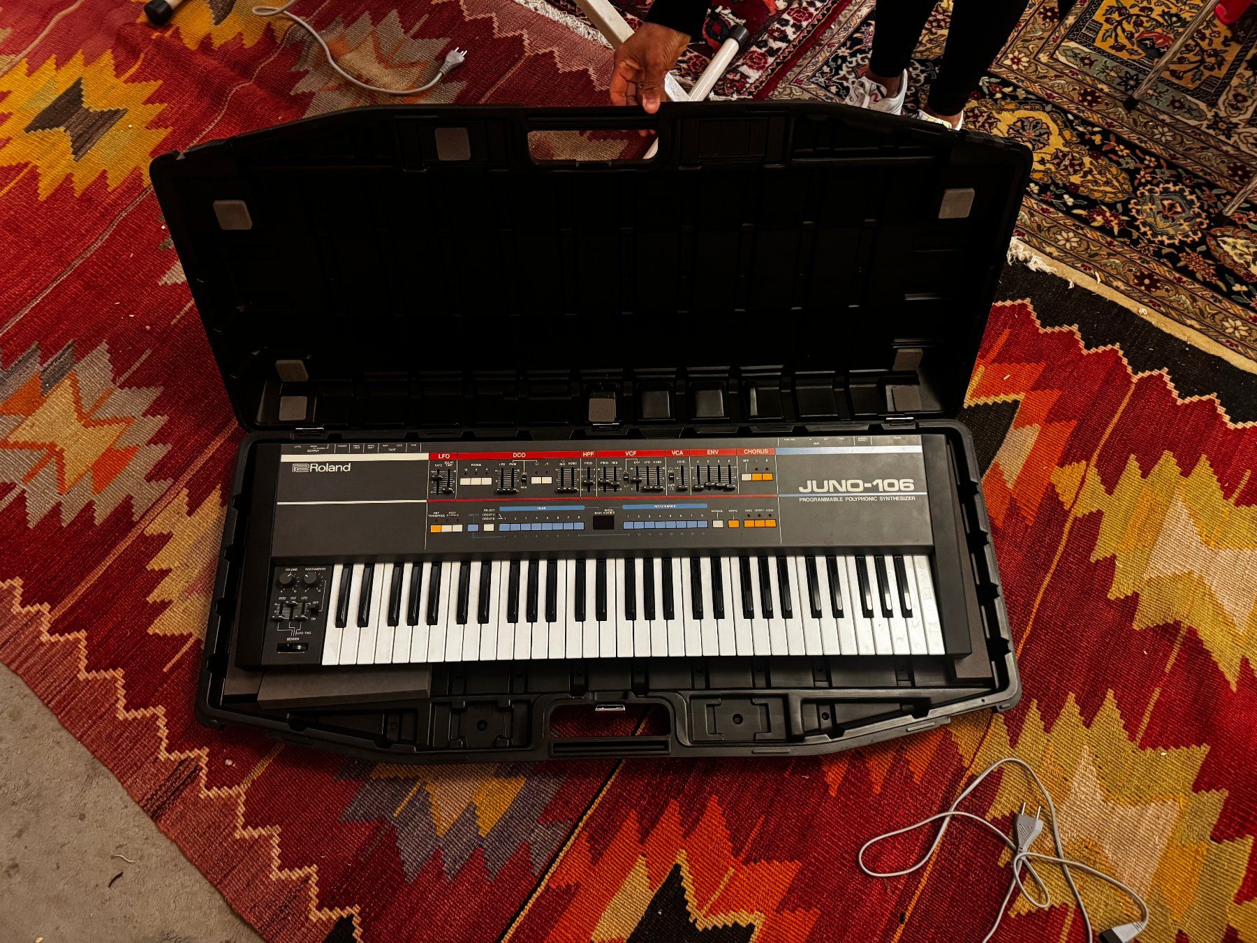 Roland Strumenti musicali: Roland JUNO-106 61-Keys 6 Voice Programmable Polyphonic Synt – Usato da Genève venduto da Symphonykid