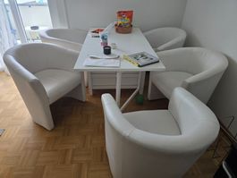 6 weisse Polsterstühle