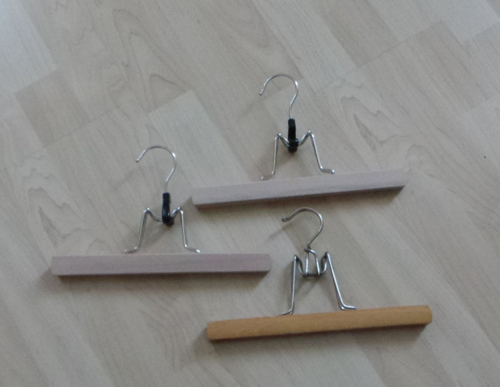 Appendiabiti: 3 (Holz)Kleiderbügel – Usato da Flamatt venduto da Tattoo18