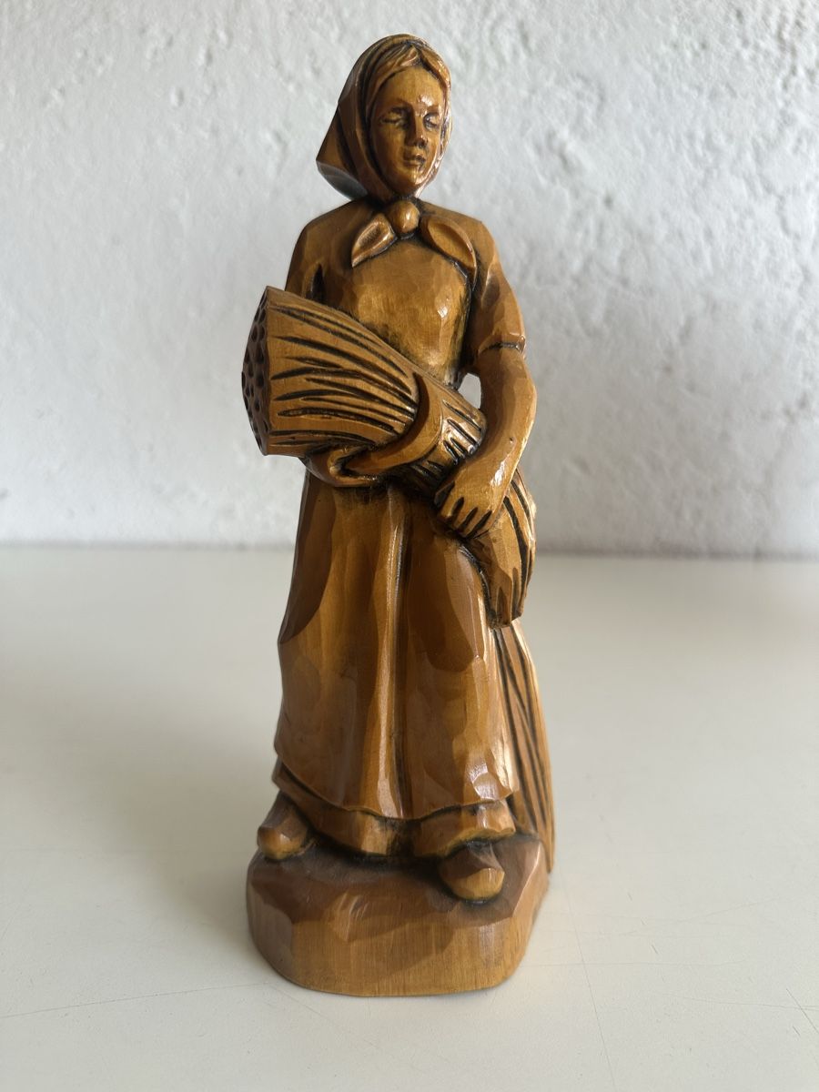 Skulpturen & Statuen: Handgeschnitzte Holzfigur Bäuerin 26 cm – Gebraucht aus Zetzwil von ZB05