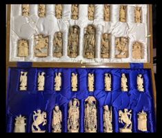 Schachspiel asiatisch mit Figuren in Holzkassette