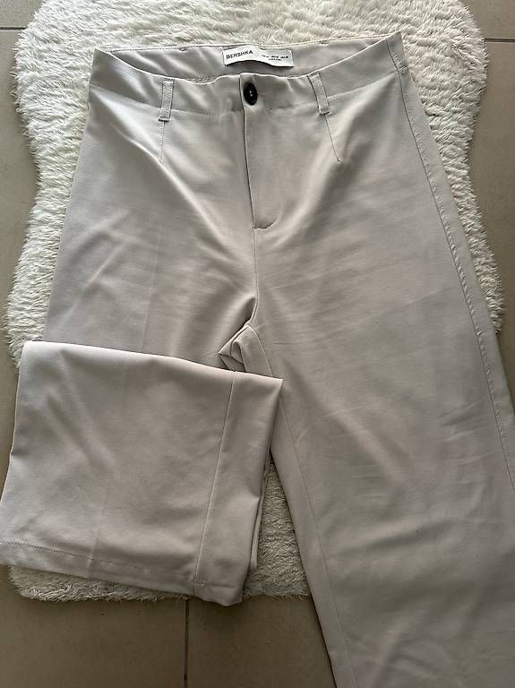 Pantaloni: Bershka Stoffhose – Usato da Waltenschwil venduto da shelly_m
