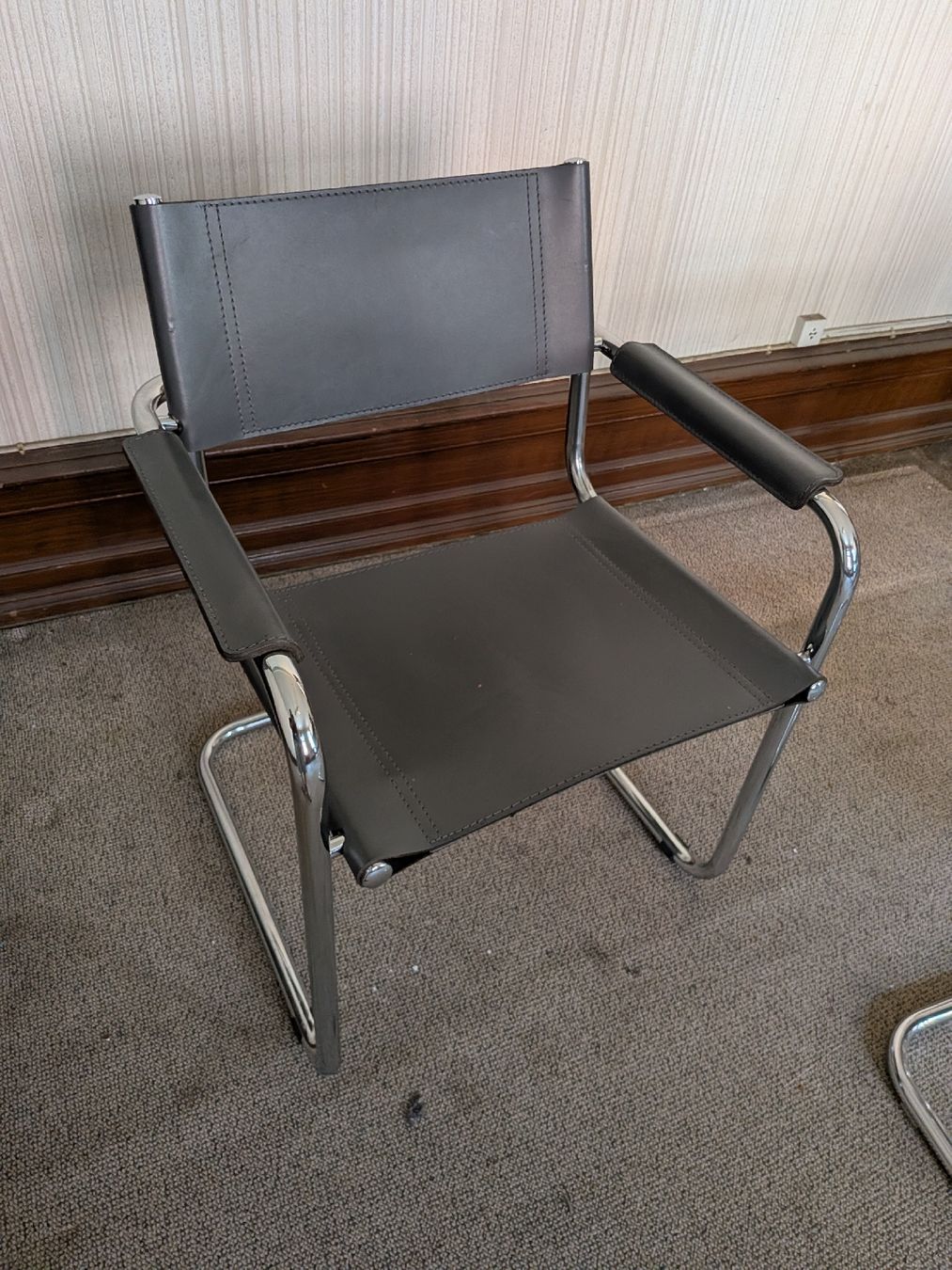 Stühle: FREISCHWINGER im Bauhaus Stil, ECHTLEDER, grau – Gebraucht aus basel von sta.bile