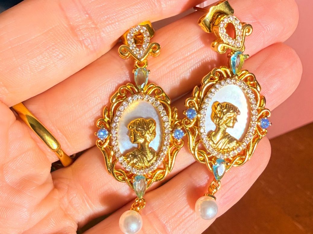 Altri gioielli: Ensemble bijoux camé nacré et perles – Nuovo e nell'imballaggio originale da St-Maurice venduto da Sandrinette123 5