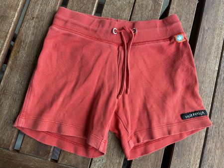 VillerValla Shorts, Gr. 104, rot, Waschspuren