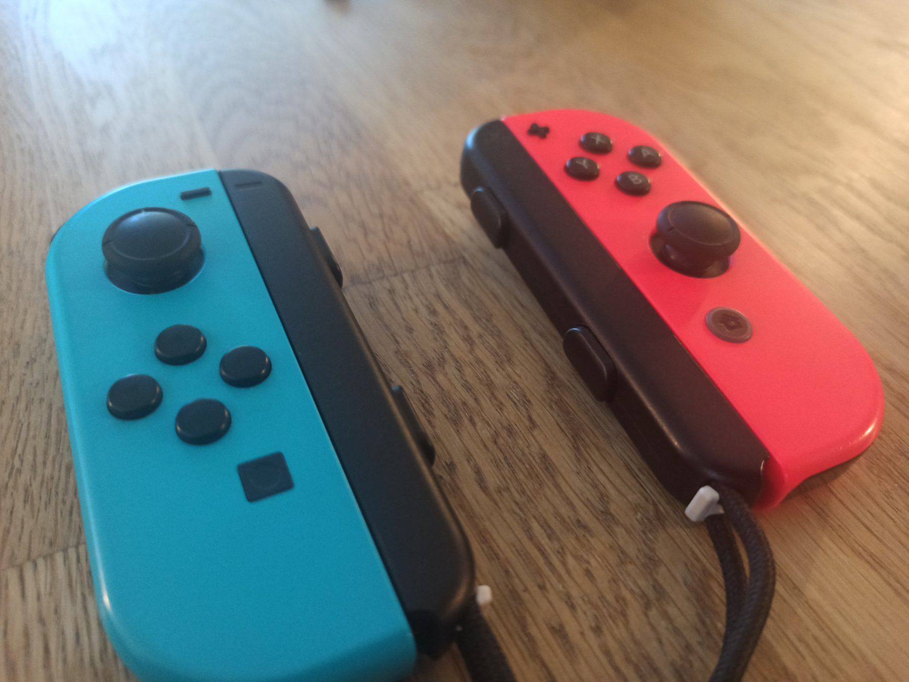 Nintendo Controller: Original Nintendo Switch Joy-Con Set - Neon-Blau / Neon-Rot – Usato da Oberweningen venduto da mar_87mx 3