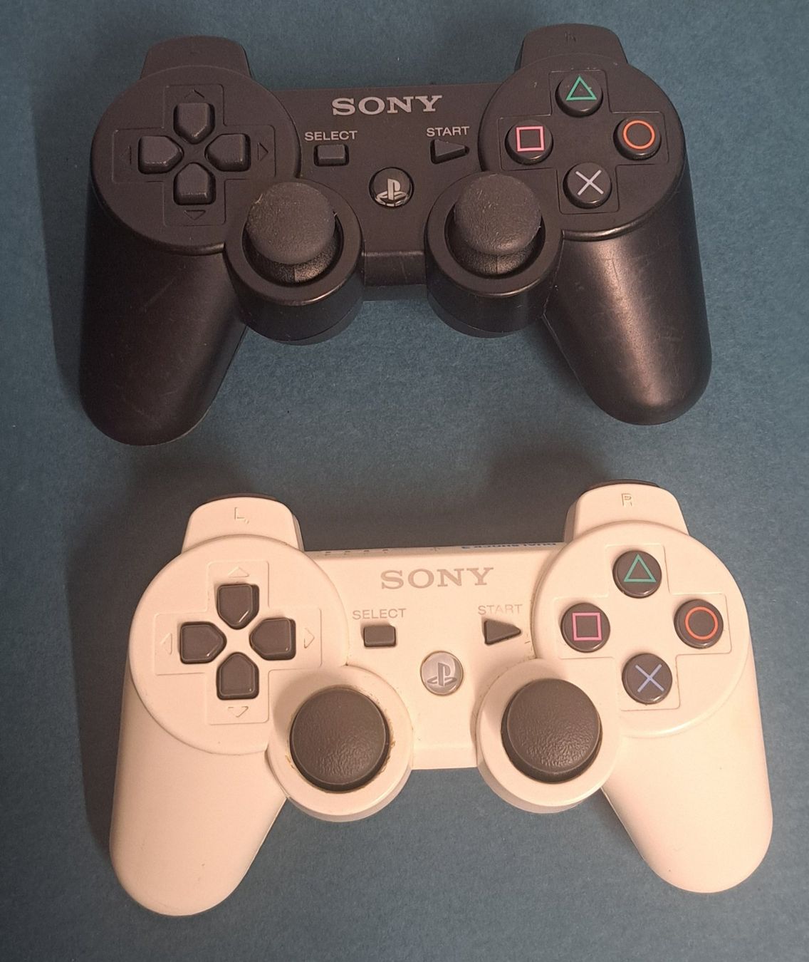 Sony Controller: Ps3 Controller  weiss  und schwarz original Sony  2 Stück – Usato da Biel/Bienne venduto da Sasha4u