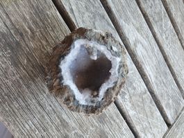 Geode mit weissen Kristallen