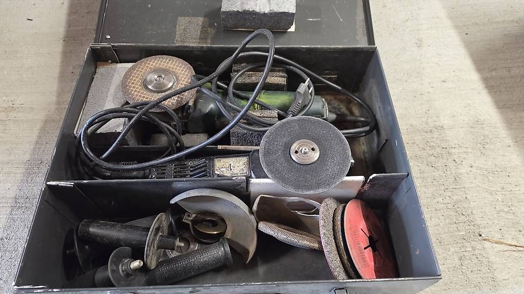 Tutti gli attrezzi: 2 petites meuleuse à disque – Usato da Les Breuleux venduto da Djfox6