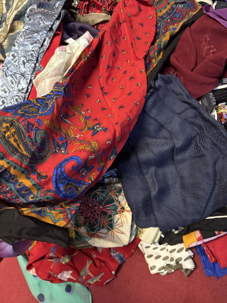 Lots de vêtements: Lot Stoffschals diverse  – D'occasion à Schlieren par Freundlich02 7