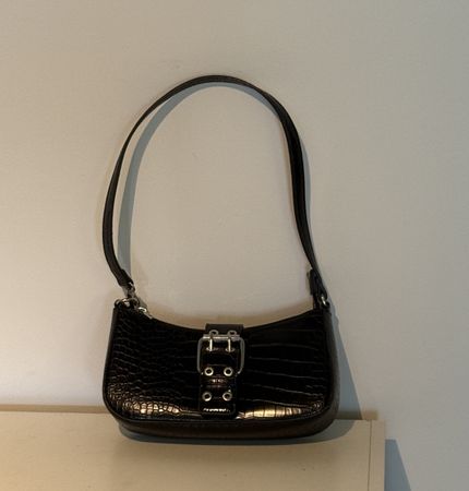 Sac à main baguette noir effet croco Bershka