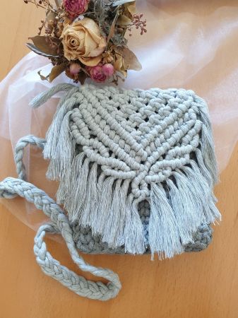 Gehäkelte Makramee-Handtasche im Boho-Stil grau