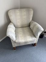 Klassischer Sessel beige gemustert gebrauchter Zustand