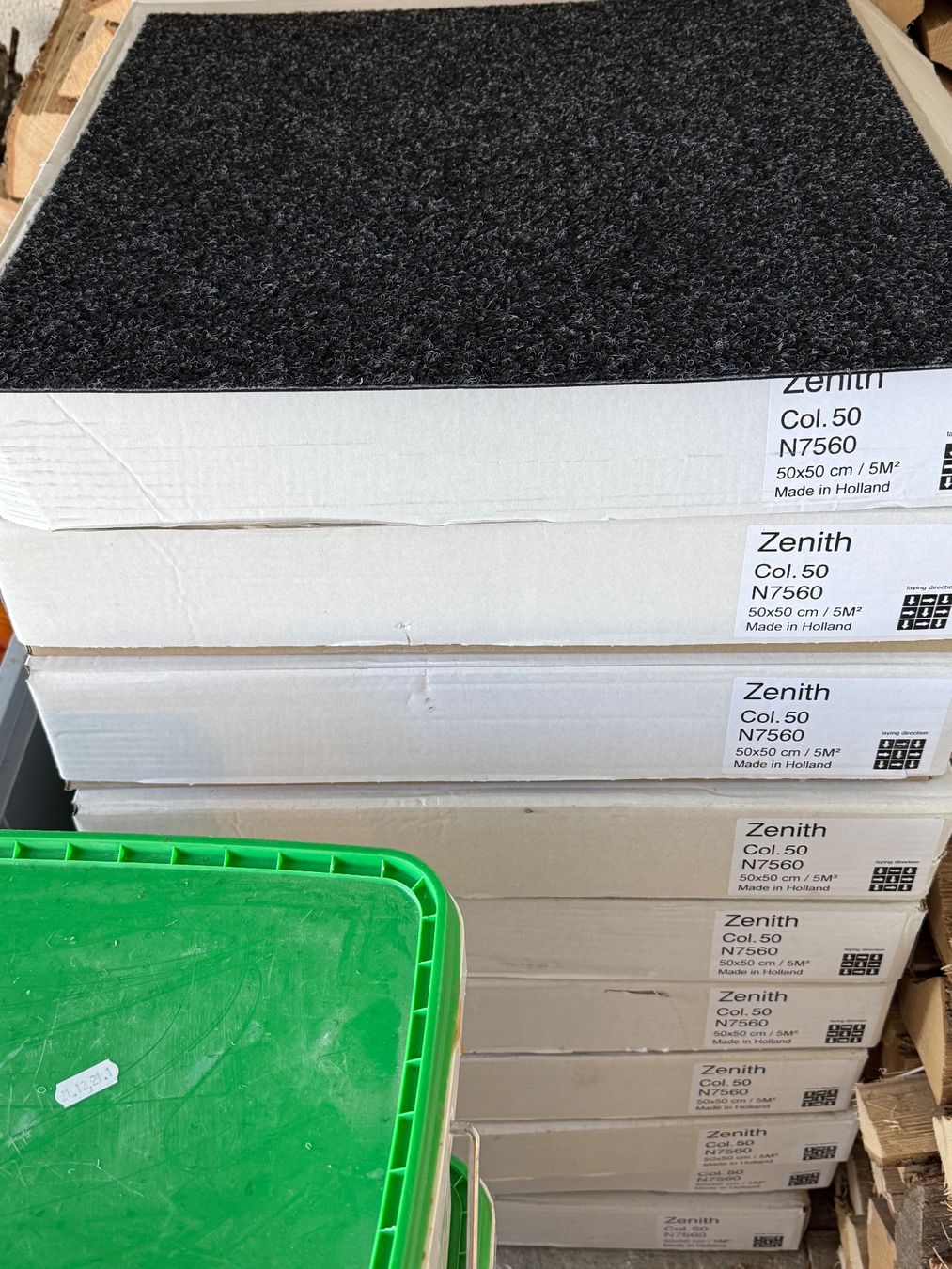 Tappeti: Teppichfliesen mit Kleber > ca. 50m2 > Preis pro m2 – Nuovo (secondo la descrizione) da Oberrieden venduto da Sunsol