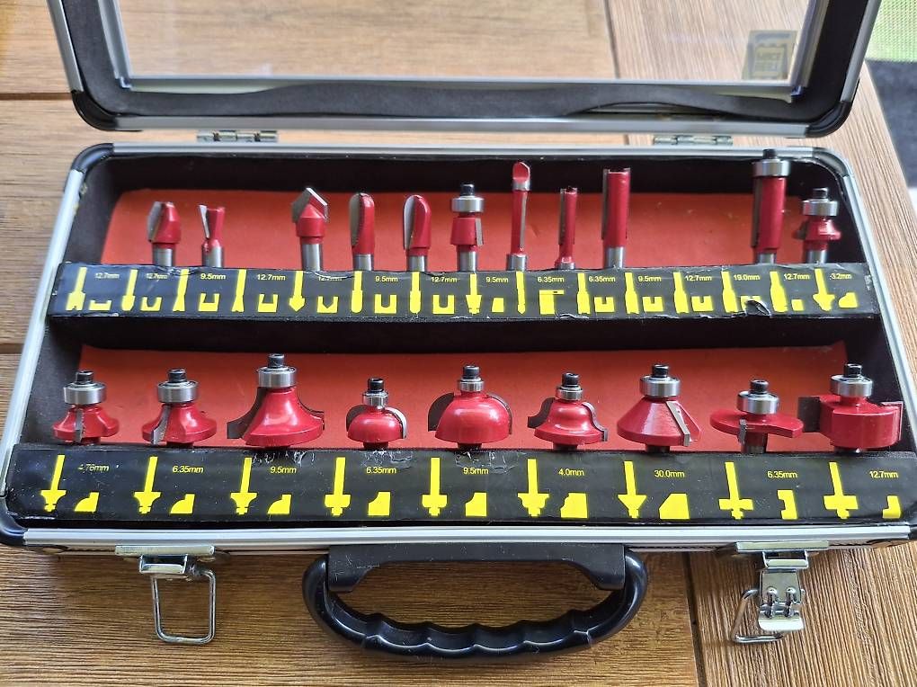 Tutte le macchine: Black & Decker KW850E Oberfräse + Fräser Set – Usato da Rüti ZH venduto da Liliane_market 1