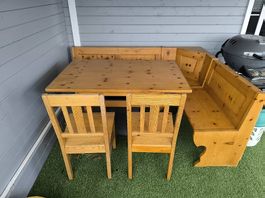 Holztisch mit Eckbank